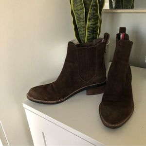Tommy Hilfiger suede Chelsea boot - Size 6